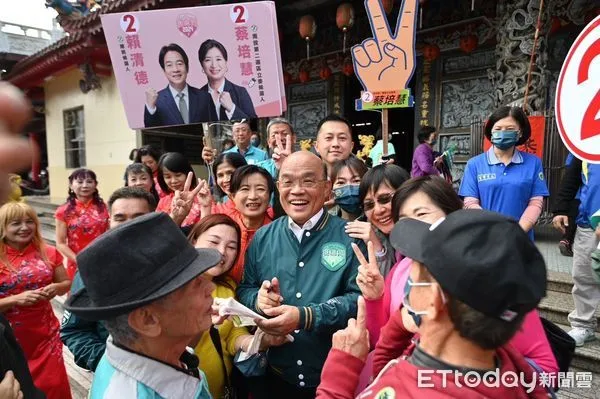 ▲立委蔡培慧陪同前閣揆蘇貞昌赴竹山鎮三月寶宮參香。（圖／蔡培慧競選團隊提供，下同）