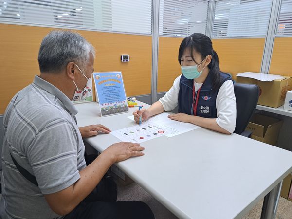 ▲▼特定年齡職業駕駛人接受認知功能測驗。（圖／台北區監理所提供）