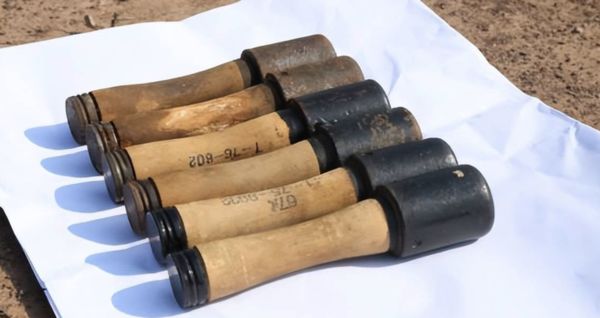 ▲男子在清理租來的車庫時，意外發現6枚軍用制式手榴彈。（圖／翻攝湖北日報）