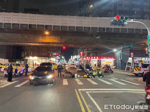 ▲▼三重騎士搶快被轉彎汽車撞飛             。（圖／記者戴上容翻攝）