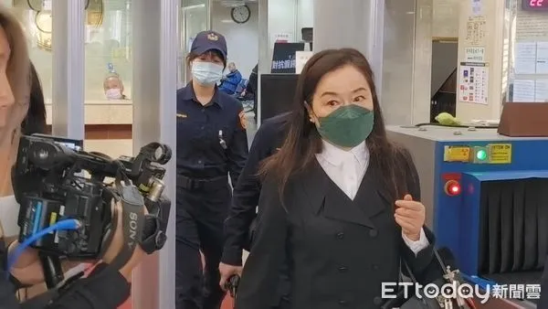 ▲▼前中國小姐張淑娟（沒戴口罩）26日到台北地院開完庭，批周玉蔻說她是「晶華緋聞案」女主角是「靠舌頭殺人賺錢」，出庭還撒謊不認罪。（圖／記者黃哲民攝）