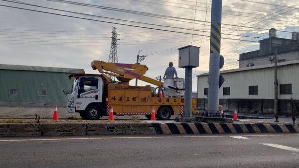 ▲大貨車撞毀電桿害393戶停電。（圖／翻攝自彰化踢爆網）