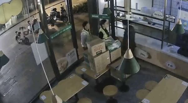 ▲上海一名會縮骨功的小偷擠進10公分門縫裡進店盜竊。（圖／翻攝澎湃視頻）