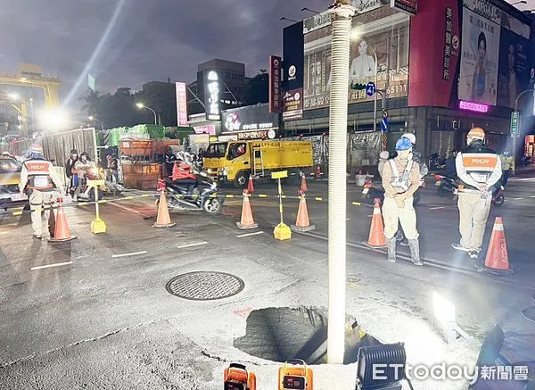 ▲桃園區中正路藝文中心附近靠近捷工局工地，今天下午近4時許出現一處80公分坑洞，因非屬捷工局工地內，但捷工局人員仍圍籬進行灌漿搶救。（圖／記者沈繼昌翻攝）