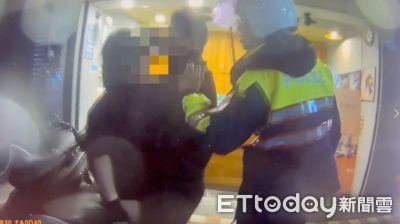 警察難為！新北醉夫騎樓拖行爛醉妻　員警協助竟遭肘擊