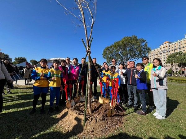 ▲悅新建設捐贈200棵櫻花樹落實節能減碳　