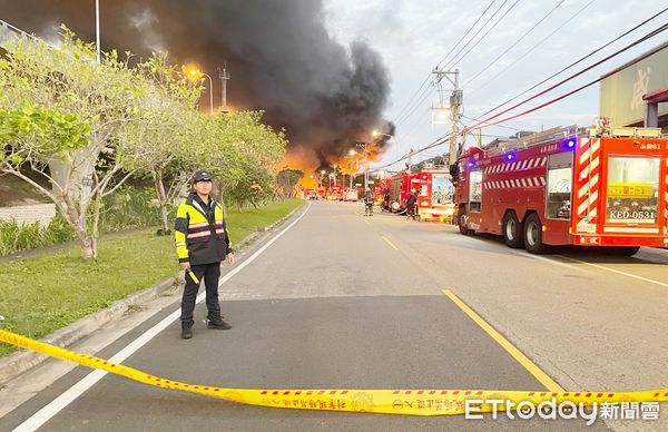 ▲桃園市龜山區大坑路昨天下午發生冷媒工廠大火，警方封鎖進駐道路，避免車輛誤闖發生危險。（圖／記者沈繼昌翻攝）