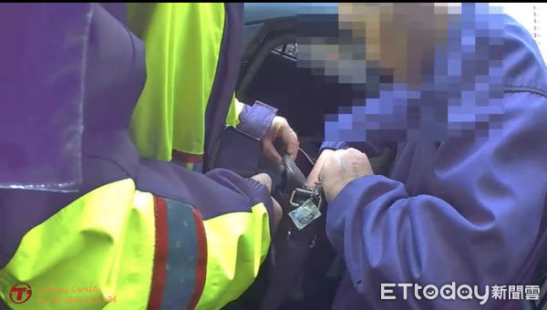 ▲▼毒蟲誆隨身小磅秤是用來秤耳飾，警直呼理由太荒唐，後來在車內搜出100公克毒咖啡包。（圖／民眾提供，下同）