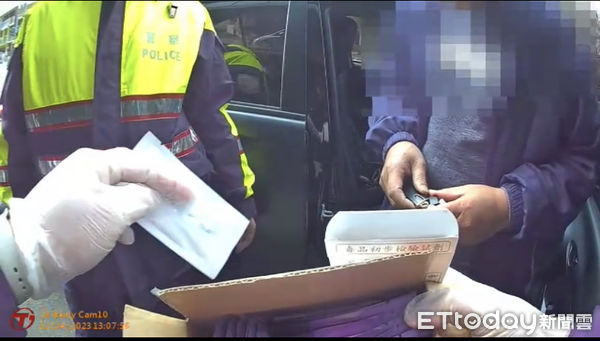 ▲▼毒蟲誆隨身小磅秤是用來秤耳飾，警直呼理由太荒唐，後來在車內搜出100公克毒咖啡包。（圖／民眾提供，下同）