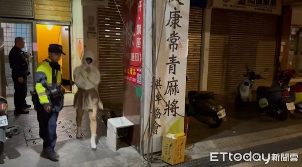 ▲▼警方一舉查獲倒閉餐廳變飲酒店，帶回33名坐檯陪酒的泰國籍女子。（圖／記者邱中岳翻攝）