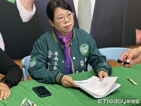 ▲民進黨屏東第二選候選人徐富癸遭指控有農地違建，她的妻子召開記者會，並出示資料證明一切合法。（圖／徐富癸競選總部提供）