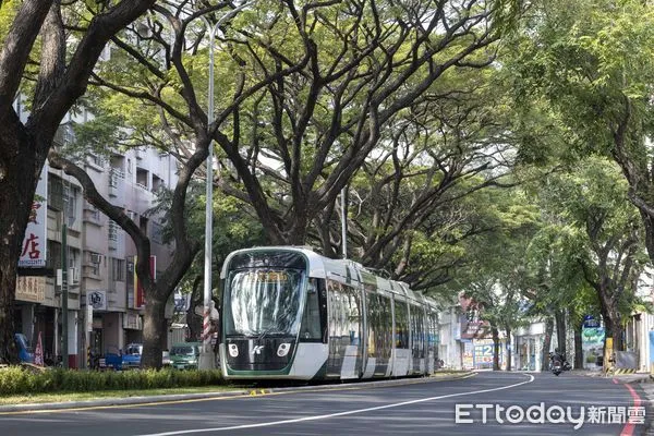 ▲高雄輕軌大順路段開通。（圖／記者許宥孺翻攝）