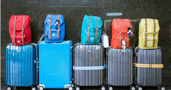 出國旅遊行李被拿錯的情況天天上演，有網友推薦可以在行李上加裝AirTag或Tile藍牙防丟器，透過定位快速找到自己的行李。（示意圖／Pixabay）