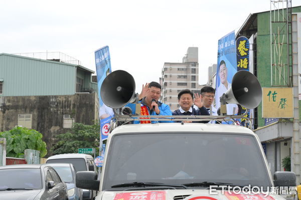 ▲國民黨立委傅崐萁陪同游顥車隊掃街。（圖／游顥競選團隊提供）