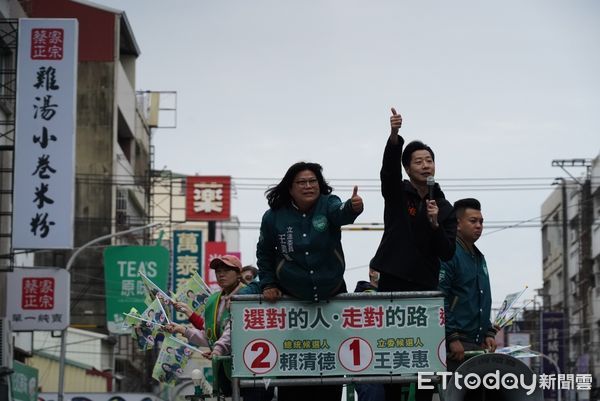 ▲▼  林昶佐讚王美惠是正義使者 陪同王美惠車掃拜票   。（圖／記者翁伊森翻攝）