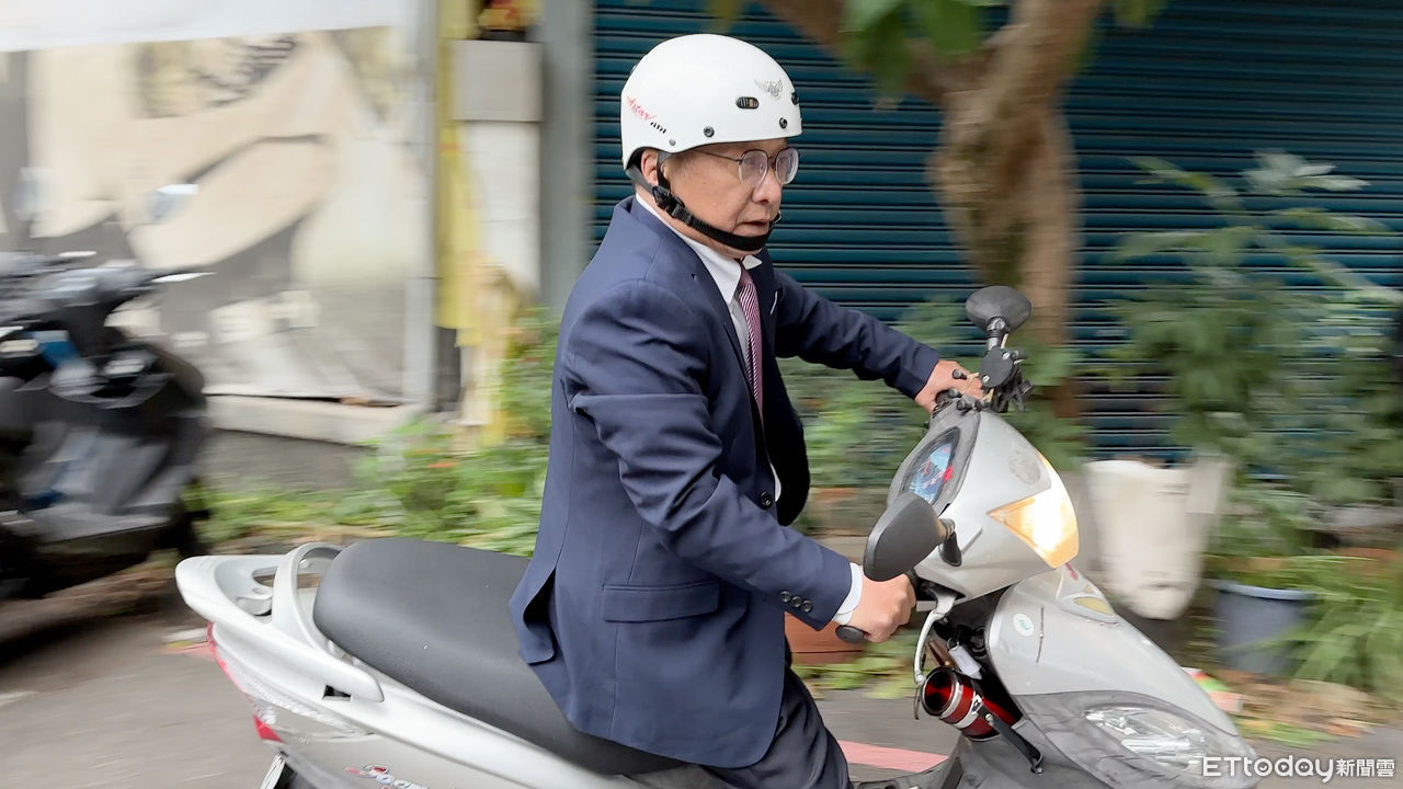 ▲房產投資客帥過頭都騎機車在雙北穿梭，教人看房。（圖／記者林挺弘攝）