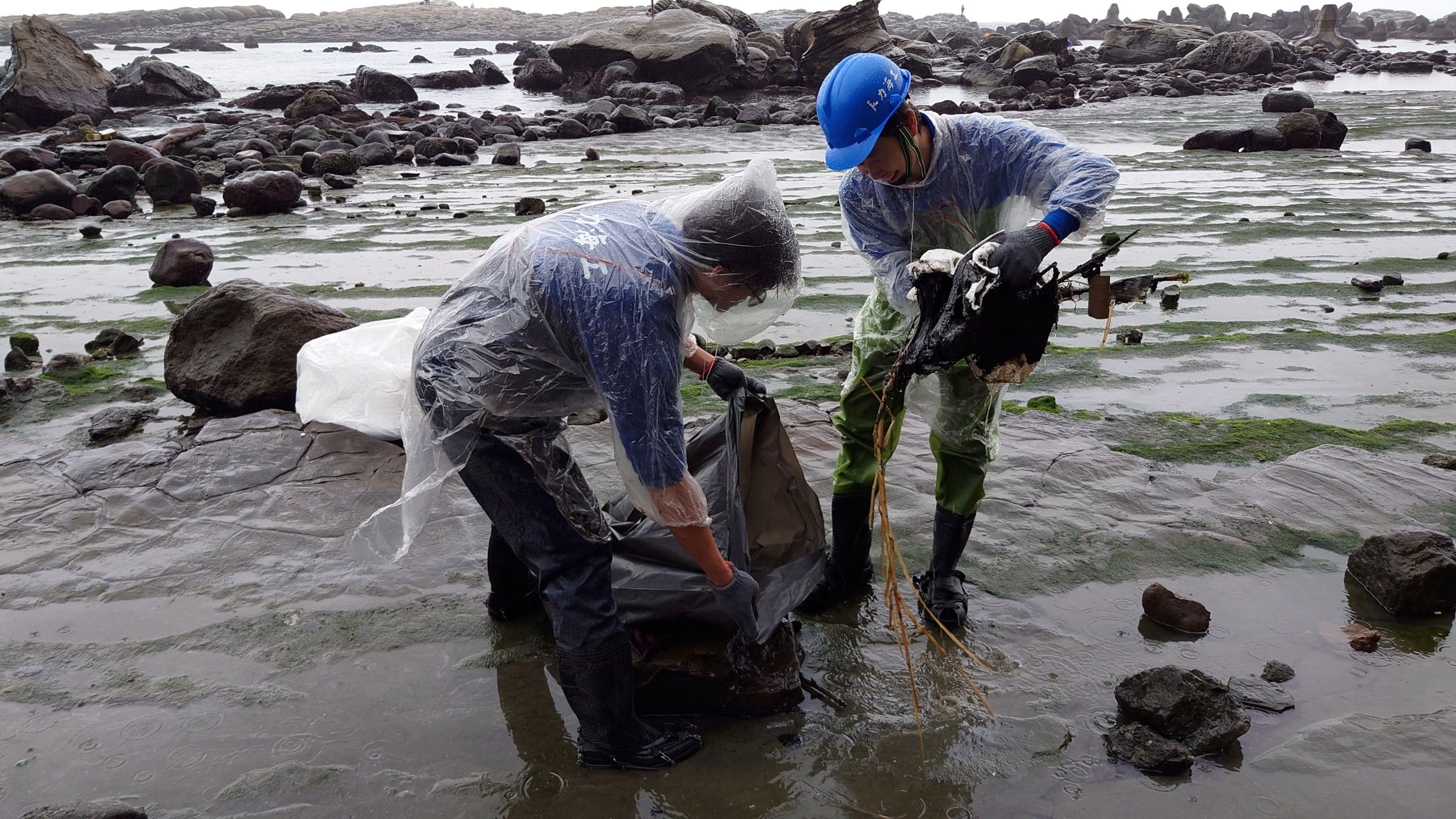 ▲重油污染黑北海岸 新北公私協力應變除污。（圖／新北市環保局提供）