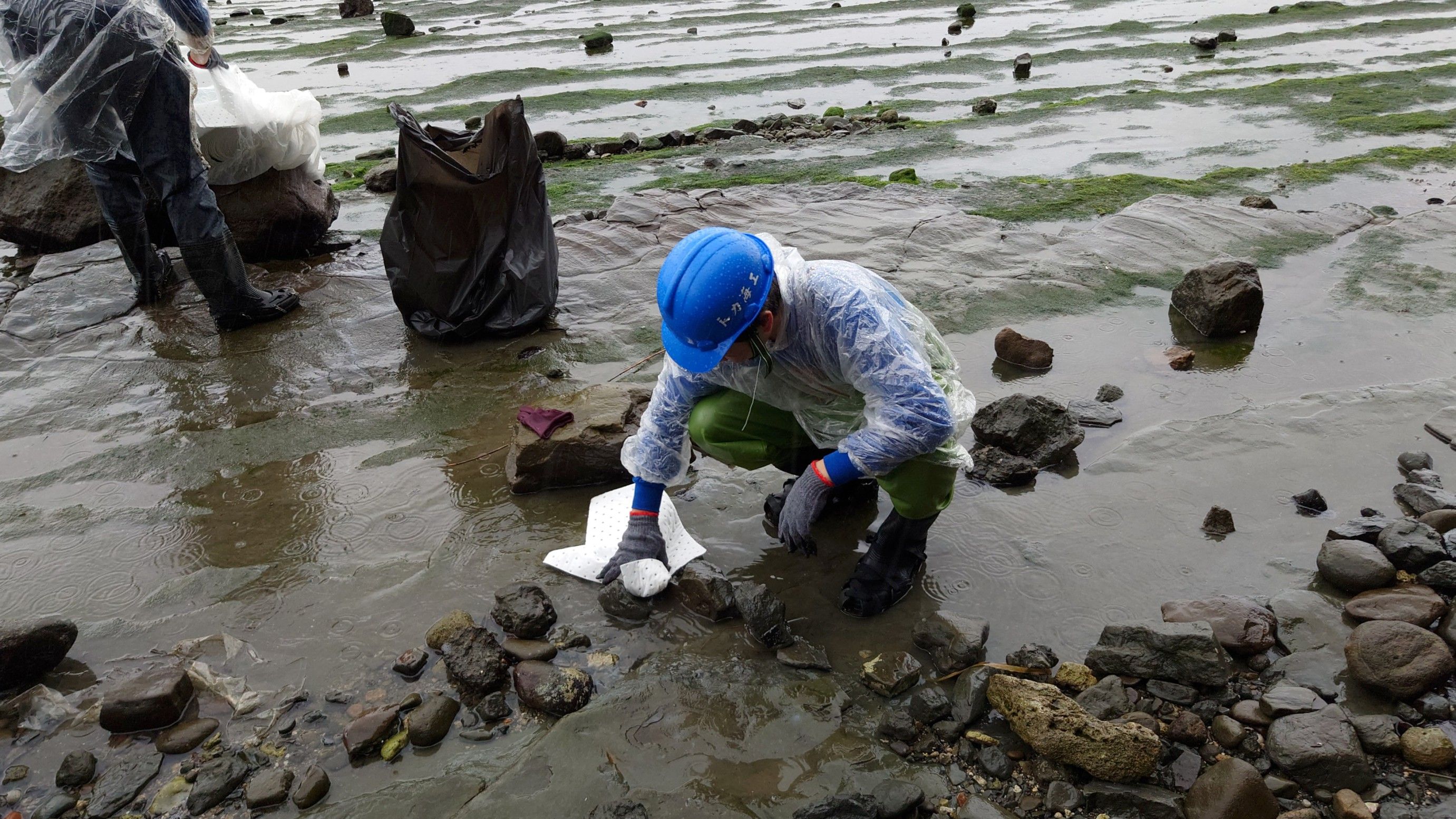 ▲重油污染黑北海岸 新北公私協力應變除污。（圖／新北市環保局提供）