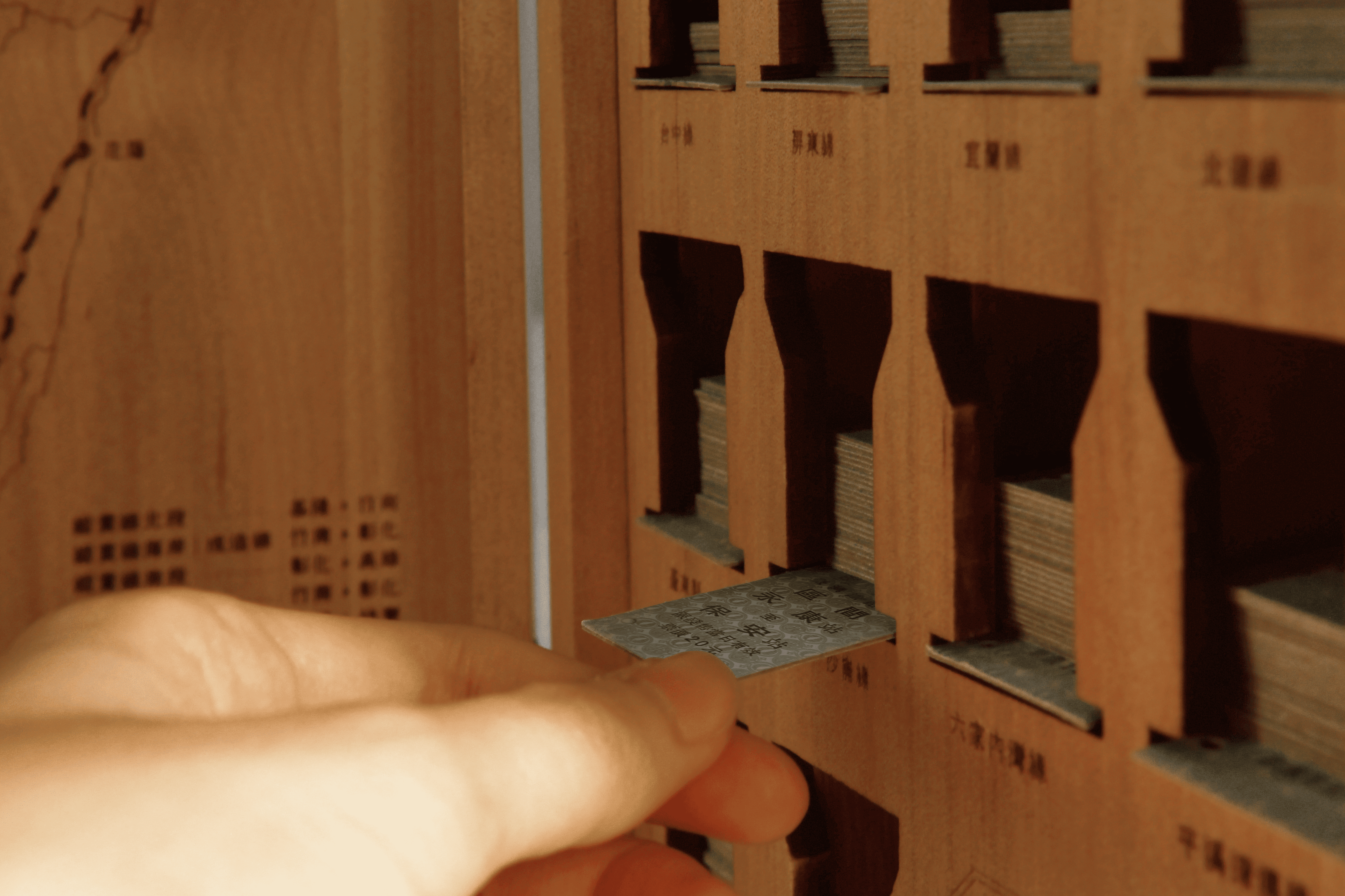 ▲▼台鐵局推出「環島名片式車票套組」，內含241個車站、243張車票，每組售價9,999元。（圖／台鐵）