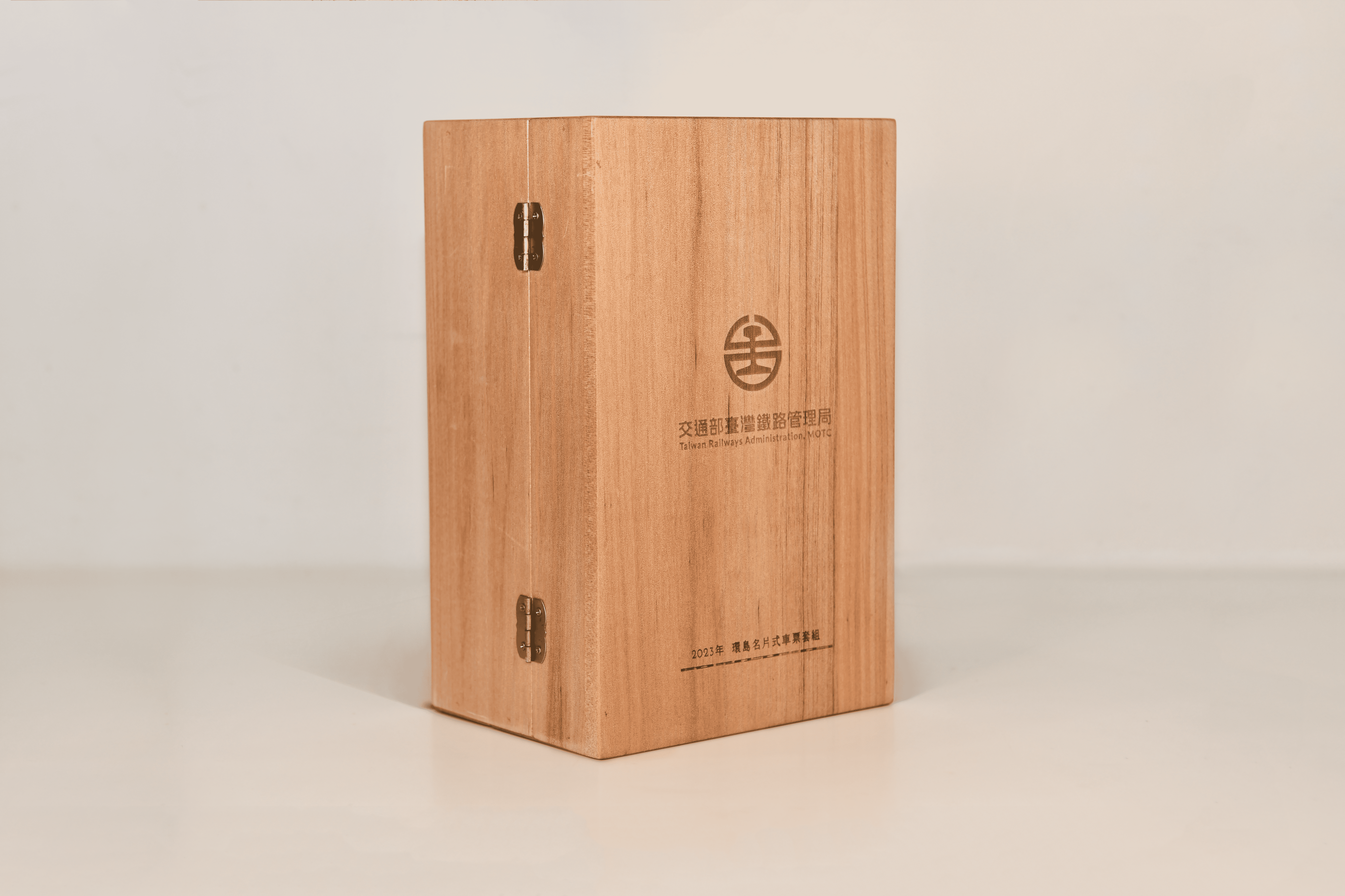 ▲▼台鐵局推出「環島名片式車票套組」，內含241個車站、243張車票，每組售價9,999元。（圖／台鐵）