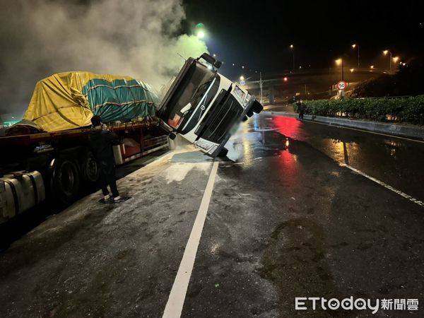 ▲▼新北瑞芳台2線聯結槽車撞上2部大車。（圖／記者郭世賢翻攝）