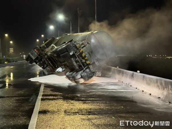 ▲▼新北瑞芳台2線聯結槽車撞上2部大車。（圖／記者郭世賢翻攝）