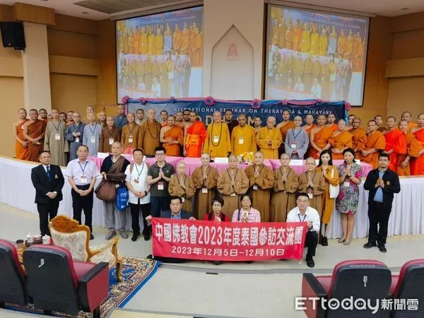 ▲中佛會泰國參訪交流團員參加朱拉隆功大學             。（圖／新北市慈法禪寺提供，下同