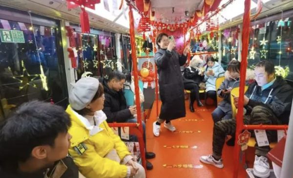▲湖南湘潭推出「520」相親公車。（圖／翻攝潮新聞）