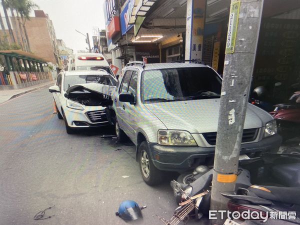 ▲台南市北區北區大港街大港國小門口附近，1名蘇姓男子駕駛自小客車行經該處時，不知何故突然人車失控，自撞停放於路邊的自小客及機車。（圖／記者林東良翻攝，下同）