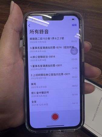 ▼王鴻薇秀錄製林柏裕音檔的原始手機。（圖／王鴻薇辦公室提供）