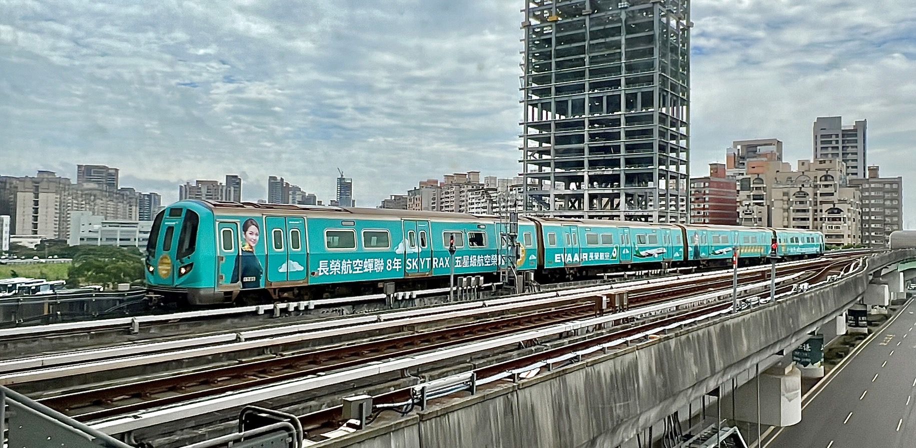 ▲▼「長榮航空SKYTRAX五星級桃捷彩繪列車」正式啟程。（圖／長榮）