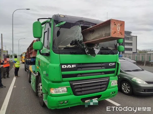 ▲▼國一聯結車事故。（圖／記者賴文萱翻攝）