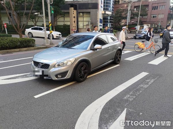 ▲▼   新店駕駛撞飛路人          。（圖／記者陸運陞翻攝）