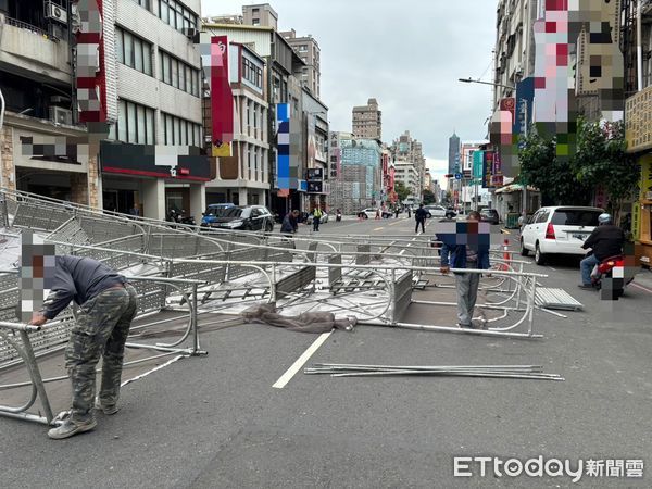 ▲施工鷹架疑似受風力影響倒塌             。（圖／記者吳奕靖翻攝）