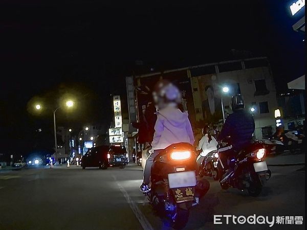 ▲▼台中警方攔查一名超皮機車男，夜間狂飆噪音被開單5次，開罰上萬。（圖／台中警方提供，下同）