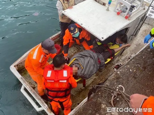 ▲▼岸巡等救援人員將墜海婦人救起送醫。（圖／記者游芳男翻攝，下同）