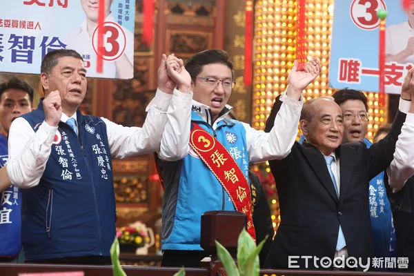 ▲立法院前院長王金平陪中和立委候選人張智倫拜拜。（圖／記者林敬旻攝）