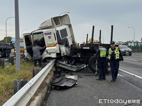 ▲國道中山高發生拖板車自撞，撞擊力道猛烈，整條護欄遭扯下。（圖／記者蔡佩旻翻攝）