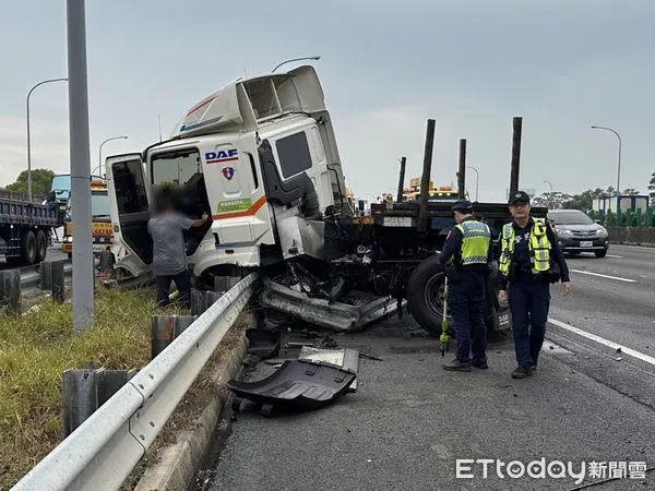 ▲國道中山高發生拖板車自撞，撞擊力道猛烈，整條護欄遭扯下。（圖／記者蔡佩旻翻攝）