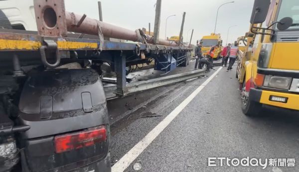 ▲國道中山高發生拖板車自撞，撞擊力道猛烈，整條護欄遭扯下。（圖／記者蔡佩旻翻攝）