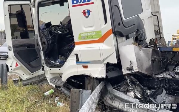 ▲國道中山高發生拖板車自撞，撞擊力道猛烈，整條護欄遭扯下。（圖／記者蔡佩旻翻攝）