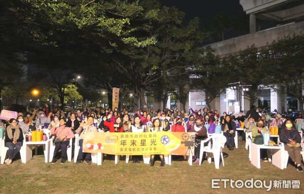 ▲台南市社會局開辦「年末星光」露天電影院，邀集台南市婦女及家屬們歡聚一堂，在歲末年終之際一同欣賞電影《偉大的印度廚房》。（圖／記者林東良翻攝，下同）