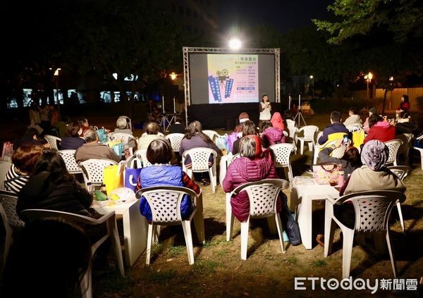 ▲台南市社會局開辦「年末星光」露天電影院，邀集台南市婦女及家屬們歡聚一堂，在歲末年終之際一同欣賞電影《偉大的印度廚房》。（圖／記者林東良翻攝，下同）