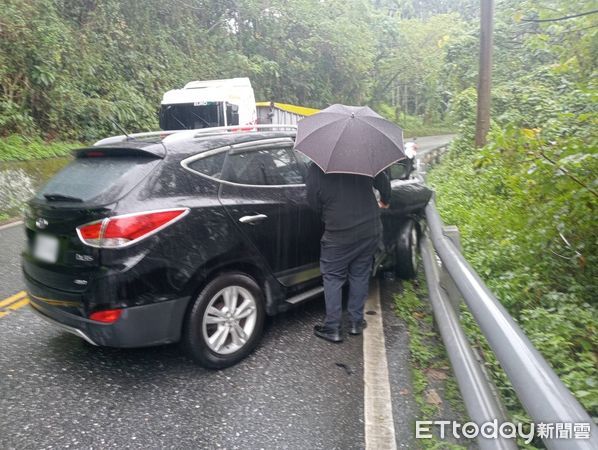 ▲▼    花蓮台11縣2車發生衝撞，撞向護欄，1男駕駛無意識送醫急救         。（圖／記者王兆麟翻攝）