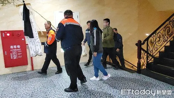 ▲新竹縣湖口鄉移工宿舍大火，新工分隊長殉職，檢方趕抵殯儀館進行相驗。（圖／記者黃彥傑攝，下同）