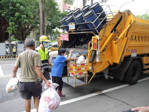 ▲桃園宣布調升清潔隊員及駕駛獎金