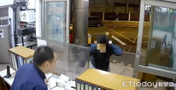 ▲▼鄭男疑腦溢血跑到派出所求助，警消協力將鄭男送醫急救             。（圖／記者陳以昇翻攝）