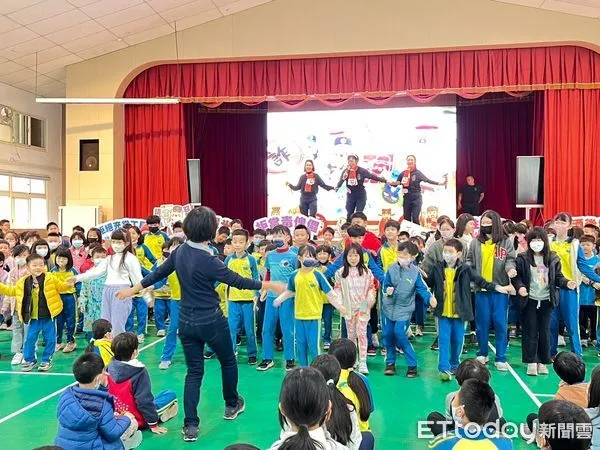 ▲▼   嘉義市警政教育合作實施校園反毒反詐反霸凌宣導列車快閃行動，首站抵達國立嘉義大學附設實驗國民小學。（圖／嘉義市警局提供）