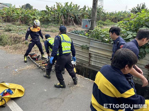 ▲▼ 9旬老嫗清晨倒臥水溝 民雄警消齊心平安救援】。（圖／民雄分局提供）