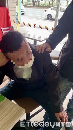 ▲台南市刑警大隊偵三隊，埋伏緝獲假投資真詐騙的24歲張姓及32歲吳姓車手，全案依詐欺、組織犯罪防制條例、洗錢防制法罪嫌解送台南地檢署偵辦，2嫌聲請羈押禁見獲准。（圖／記者林東良翻攝，下同）